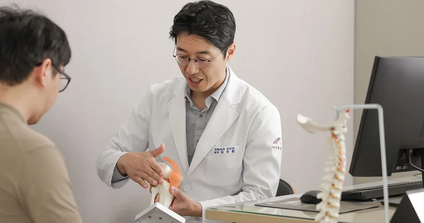 줄기세포 주사 시술 후 오랫동안 건강한 무릎을 유지하기 위한 일상 속 주의사항과 생활 습관 개선법을 설명하는 김동환 원장
