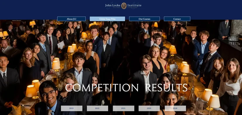 约翰·洛克国际论文大赛（John Locke Global Essay Competition）是目前全球中学阶段最具影响力的英语学术写作竞赛之一。对于正在培养学生英语写作能力和批判性思维的英语老师来说，这项赛事既是检验教学成果的平台，也是激励学生深入学术写作的绝佳契机。以下从赛事概况、报名流程、备赛策略三个维度进行详细梳理。   约翰·洛克国际论文大赛是什么？  约翰·洛克国际论文大赛由英国John Locke Institute主办，面向全球中学生，考查学生在人文社科领域的批判性思维能力与学术英语写作水平。赛事涵盖哲学、政治学、经济学、历史、心理学、神学、法学七大学科方向。  参赛对象：   高级组：18周岁以下学生 初级组（Junior）：14周岁以下学生 全球中学生均可报名，论文须以英语撰写    2026年赛事日程是怎样的？  阶段时间注册报名2026年2月2日 - 3月31日（延期注册截止4月30日）论文提交截止2026年5月31日延期提交截止2026年6月21日获奖名单公布2026年7月7日学术研讨会暨颁奖典礼2026年10月2-4日   参赛费用是多少？  基本参赛费为免费（在截止日期前提交即可）。延期提交需缴纳费用：7日延期£25（约人民币230元），21日延期£75（约人民币690元）。未按时缴纳延期费将取消参赛资格。   比赛题目和写作规范有哪些？  参赛者从七大学科方向中选择一个领域，并从该领域的3道题目中选择1道进行论文写作。  七大学科方向： 哲学 / 政治学 / 经济学 / 历史 / 心理学 / 神学 / 法学  写作规范：   论文篇幅上限2,000词（不含参考文献、表格、尾注） 论文中不得出现作者姓名或身份信息 禁止使用脚注，但允许参考文献和尾注 严禁抄袭、AI代写、他人代笔 以PDF格式提交    比赛流程是怎样的？   注册： 在官方网站完成报名注册 选题与写作： 选择学科方向和题目，撰写逻辑严密、观点独到的学术论文 推荐人确认： 需提供一位学校老师或可信赖成年人作为推荐人，赛事组委会将向推荐人发送确认邮件 评审： 由牛津大学、普林斯顿大学等世界顶尖学府的教授组成评审团进行审阅 入围公布与颁奖： 入围者将受邀赴伦敦参加学术研讨会及颁奖典礼    奖项设置有哪些？  奖项奖金各学科第一名$5,000 John Locke Institute项目奖学金各学科第二名$2,000 奖学金各学科第三名$1,000 奖学金全场最佳（Grand Prize）$10,000 奖学金 + 约翰·洛克青年学者资格（Junior Fellowship）  获奖者还可获得： 学术研讨会及颁奖典礼出席资格、与评审教授的学术交流机会、获奖论文在官方网站刊载。   老师如何指导学生备赛？  这项赛事对学生的学术研究能力和英语写作水平要求极高。以下备赛策略供老师在指导学生时参考：  学术研究方面： 引导学生利用JSTOR、Google Scholar等学术数据库，围绕选题进行深入、系统的文献调研，建立扎实的论据基础。  写作结构方面： 帮助学生搭建清晰的"引言-论证-结论"框架，确保论点明确、论据充分、逻辑连贯。多轮修改打磨是提升论文质量的关键。  推荐人沟通： 提前与担任推荐人的老师做好沟通，确保能及时响应组委会的确认邮件。  历届优秀论文研读： 官方网站公开了往届获奖论文，引导学生分析优秀作品的论证逻辑和写作风格，是非常有效的备赛方法。  学术诚信： 务必向学生强调原创写作的重要性，任何形式的抄袭或AI代写都将导致取消资格。  写作反馈与修改： 建议安排专业英语写作指导老师进行论文批改和反馈，帮助学生持续提升写作质量。   这项赛事对学生有什么价值？  约翰·洛克国际论文大赛的价值远不止于奖项本身。备赛过程中积累的学术研究能力、批判性思维和英语写作功底，对学生未来的大学申请和学术发展都有深远影响。对于英语教学而言，指导学生参与此类高水平赛事，也是检验和提升写作教学质量的有效途径。   常见问题 FAQ  Q1: 非英语母语国家的学生可以参赛吗？  可以。约翰·洛克国际论文大赛面向全球中学生开放，无国籍限制，但论文必须以英语撰写。  Q2: 初级组（Junior）和高级组有什么区别？  初级组面向14周岁以下学生，高级组面向18周岁以下学生。两个组别的题目和评审标准独立设置。  Q3: 学生可以同时提交多个学科方向的论文吗？  每位参赛者只能选择一个学科方向、一道题目进行写作和提交。  Q4: 备赛需要多长时间？  建议至少预留2-3个月的准备时间，涵盖选题研究、文献调研、论文撰写和多轮修改。越早开始准备，论文完成度越高。    从课堂写作训练到国际赛事备赛  想要指导学生备赛约翰·洛克论文大赛，日常课堂中的学术写作和批判性思维训练是基础。Seed Learning的学术英语课程 In Focus 系列，围绕议题分析、论点构建、学术写作三大模块设计，帮助学生从课堂训练起步，逐步具备参与国际学术写作竞赛的能力。  👉 详细了解 In Focus   参考链接：   John Locke Institute 官方网站 历届获奖论文