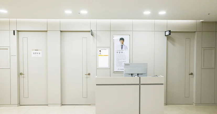 울산 삼산동 더프라우병원 2층에 위치한 쾌적하고 편안한 수부외과 대기실 전경