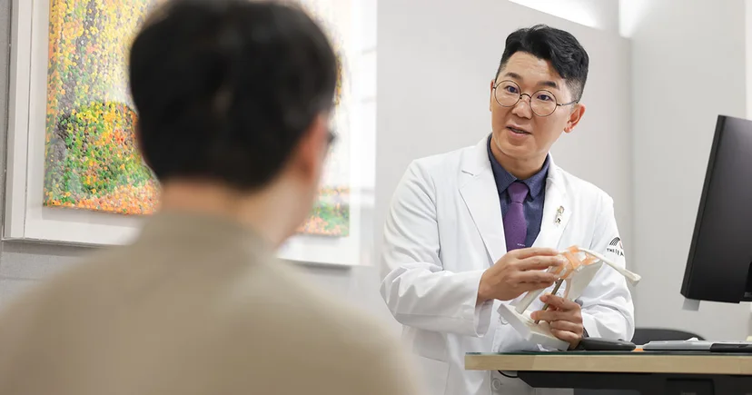 더프라우병원 정형외과 전문의 황철호 원장이 어깨 통증을 호소하는 환자에게 1:1 맞춤 진료 상담을 진행하는 모습