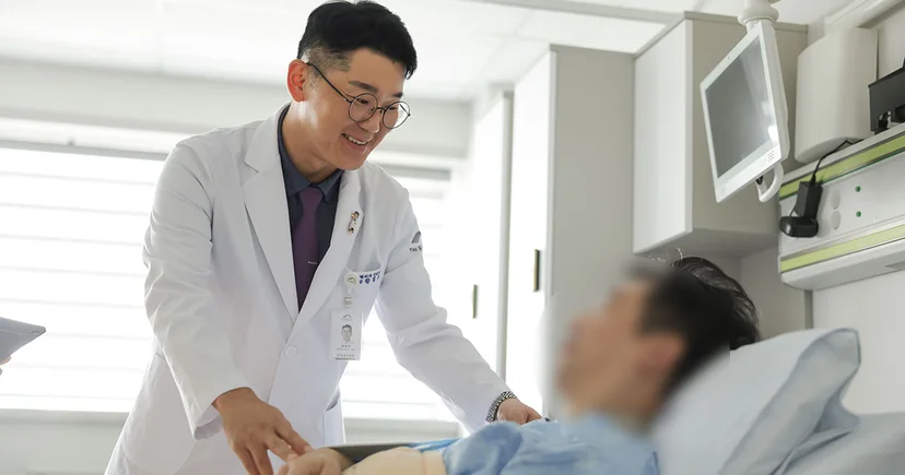 황철호 원장이 더프라우병원 입원 병동에서 정성껏 회진을 돌며 입원 치료 중인 환자의 회복 상태를 세심하게 파악하는 모습