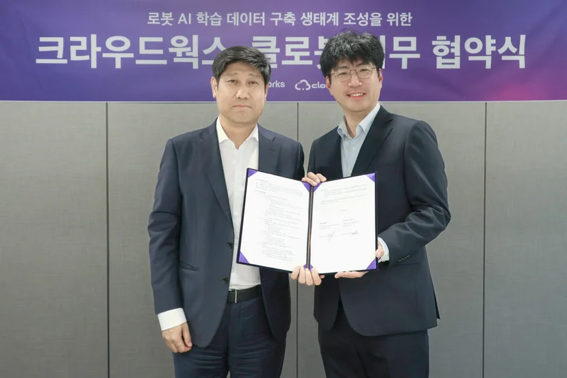 김우승 크라우드웍스 대표(좌)와 김창구 클로봇 대표(우)가 업무협약식에서 기념사진을 촬영하고 있는 이미지