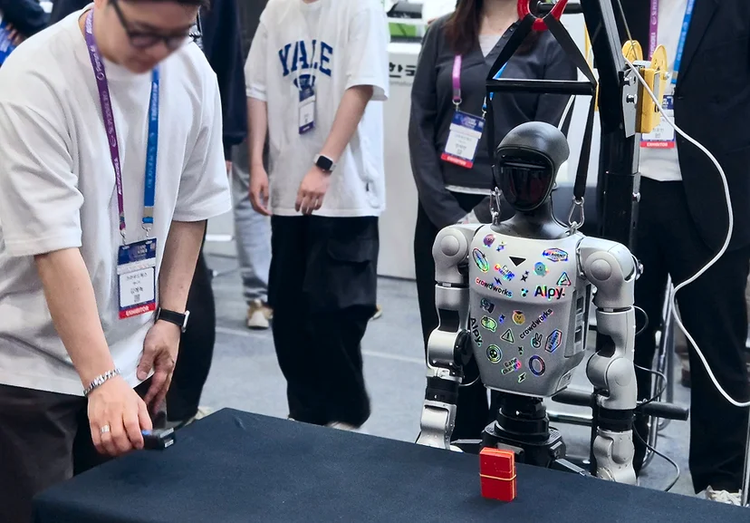 AI EXPO 2026 현장에서 휴머노이드 로봇 데모를 관람객이 체험하는 모습