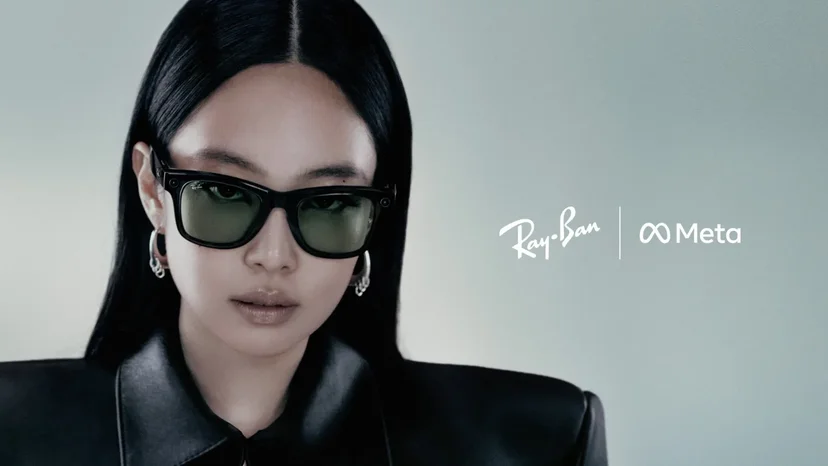 Ray-Ban과 Meta 로고가 표시된 AI 스마트 글래스 광고 이미지. 검정 가죽 재킷을 입은 모델이 검정 프레임의 Ray-Ban Meta 스마트 글래스를 착용하고 있음.
