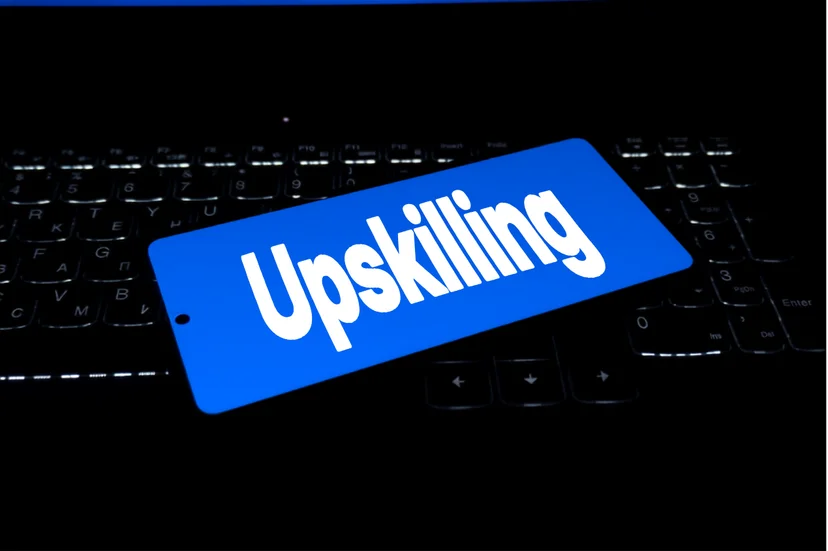 Upskilling 텍스트 이미지와 직무 능력을 높이는 업스킬링 개념
