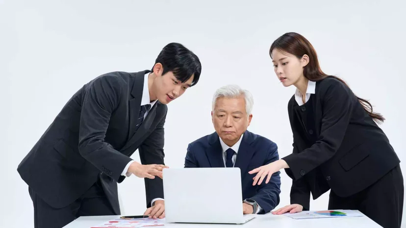 겉으로는 ERP 도입이 성공한 것처럼 보이지만 미흡한 고객지원과 업데이트 지연으로 인해 수기 보정 및 마감 업무 과중에 시달리는 실무진과 경영진의 모습