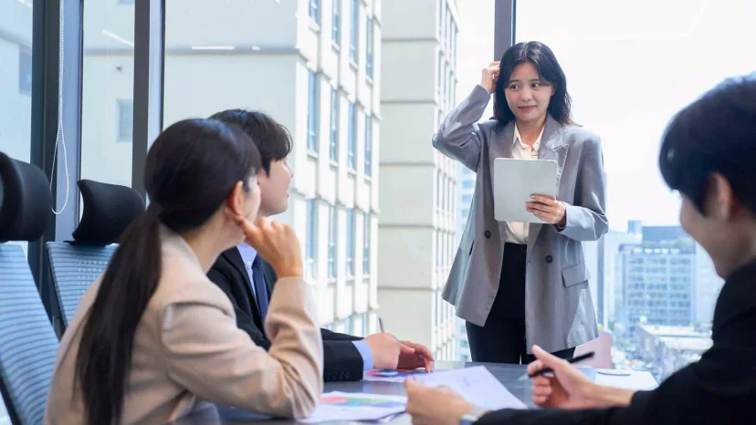 ERP 사용 중 발생하는 사소한 병목 현상과 사용법 문제를 해결하기 위해 동영상 매뉴얼, 화면 내 도움말, 업무 가이드 등 자가 진단 자료의 필요성을 체감하는 담당자의 모습
