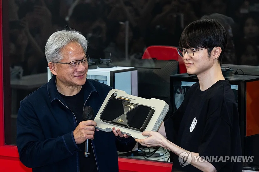 2026 젠슨 황 방한 한국 PC방에서 페이커와 함께한 이미지