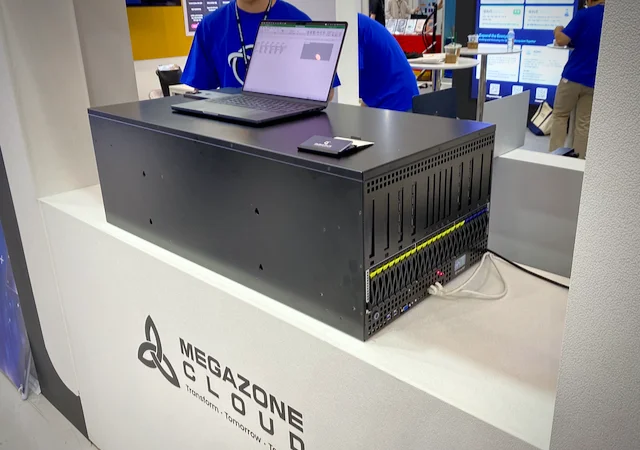 퀀텀코리아 2026 AWS 메가존클라우드 부스에 전시된 QXel 딥가젯 서버