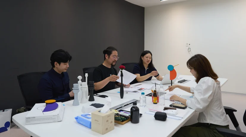 세토웍스가 진행한 TSUTAYA(츠타야) 운영사 CCC 관계자와의 1:1 브랜드 상담 현장. 테이블 위에 실제 제품을 놓고 피드백을 주고받고 있다.