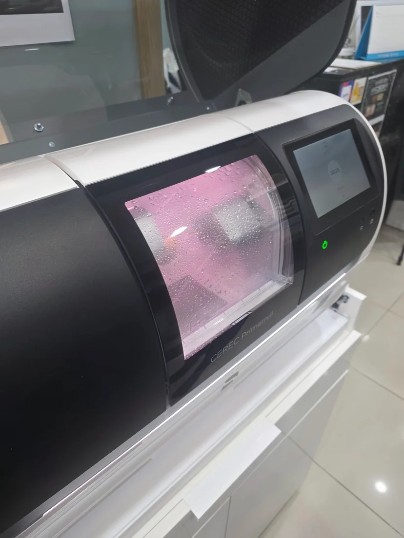 CEREC 프라임밀 밀링 유닛-CEREC Primemill-분홍빛 습식 밀링 챔버로 세라믹을 물 냉각하며 절삭하는 당일 보철 장비