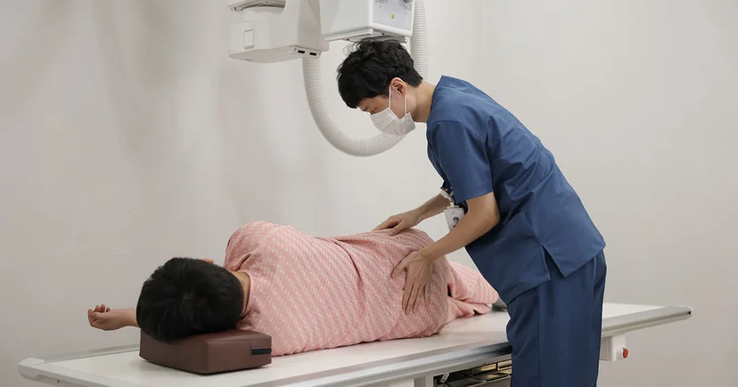 뼈의 골절 여부와 발목 염좌의 정확한 손상 정도를 파악하기 위해 엑스레이(X-ray) 영상 검사를 진행하는 모습