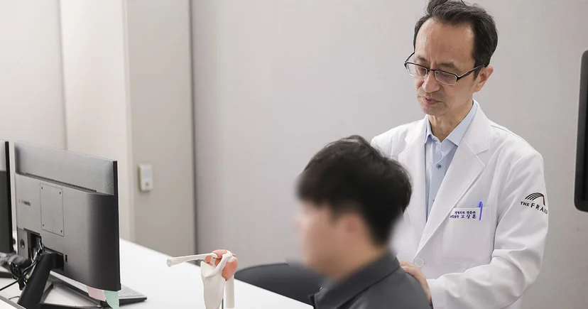 고상훈 의료원장이 환자의 어깨 관절 가동 범위와 통증 유발점을 정확하게 파악하기 위해 세심하게 이학적 검사를 진행하는 모습