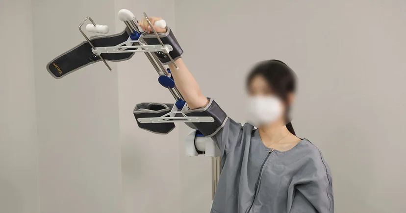 어깨 질환 치료 후 굳어진 관절을 부드럽게 풀어주고 정상적인 가동 범위를 회복하기 위해 CPM(지속적 수동 운동) 장비를 활용하여 맞춤형 재활 치료를 진행하는 모습