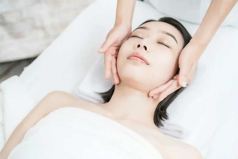 심부볼 볼꺼짐, 심부볼 처짐 시술을 받은 여성의 모습