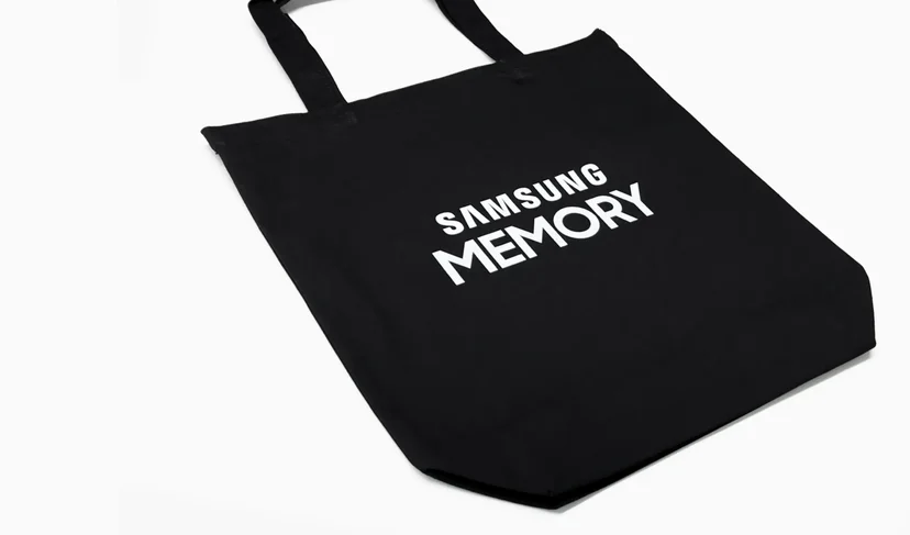 마플 스탠다드 캔버스 토트백 중형 – 검은색 캔버스 원단 중앙에 SAMSUNG MEMORY 로고를 흰색으로 인쇄해 흰 배경에 놓은 이미지