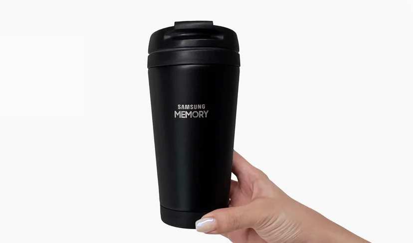마플 베이직 텀블러 – 검은색 텀블러 전면에 SAMSUNG MEMORY 로고를 흰색으로 인쇄해 한 손으로 들고 있는 이미지