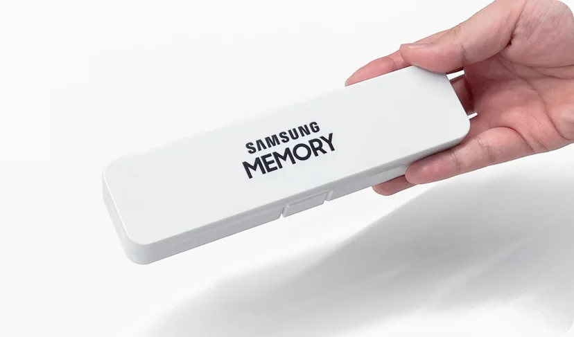 마플 덴탈케이스 양치 세트 – SAMSUNG MEMORY 로고를 검은색으로 인쇄한 흰색 휴대용 칫솔 케이스를 손으로 들고 칫솔과 치약 구성품을 함께 보여주는 이미지