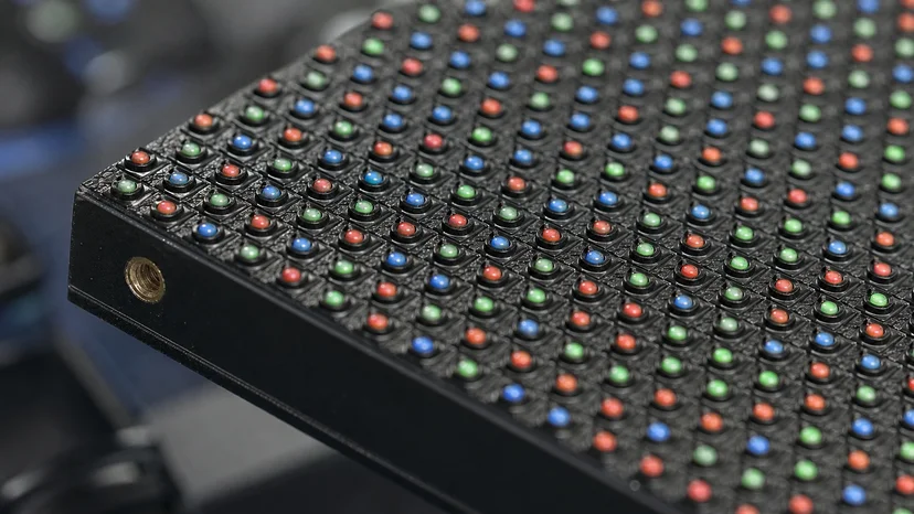 미세 픽셀피치 실내 LED 모듈 표면을 확대해 RGB 소자 격자가 보이는 회의실LED 클로즈업