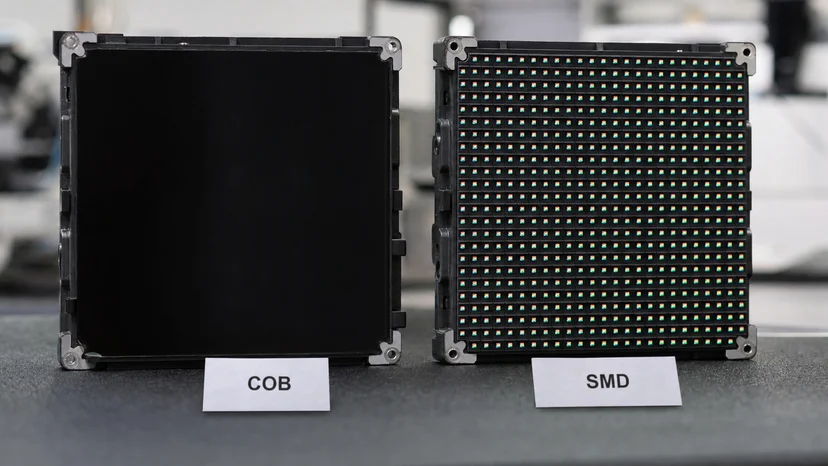 매끈한 봉지면의 COB 모듈과 소자가 도드라진 SMD 모듈을 나란히 놓고 비교한 회의실LED 사진