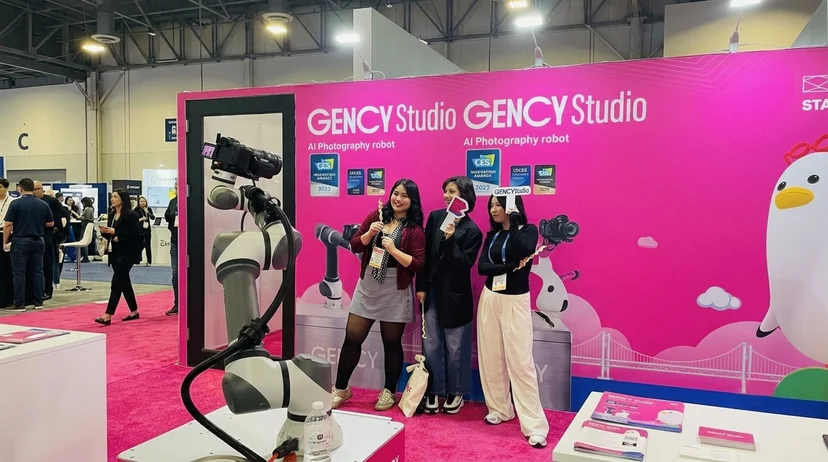 CES 부산관에서 참관객 3명이 젠시PB AI 촬영 로봇 앞에서 포토존 촬영을 체험하는 현장