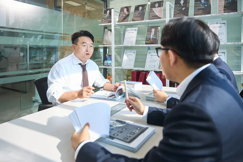 사건 대응 방향을 함께 검토하는 법무법인 프런티어 변호사들