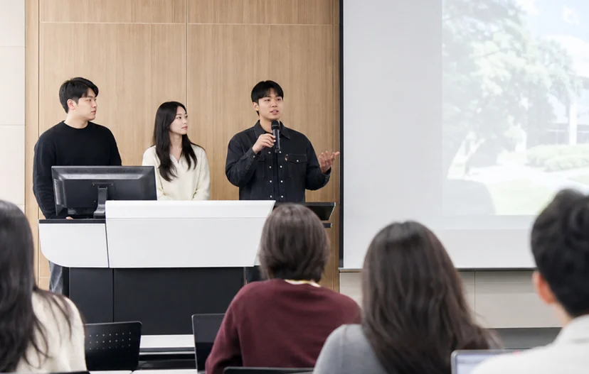 블로그 대행 진행 과정과 성과를 발표로 공유하는 마케팅 담당자들