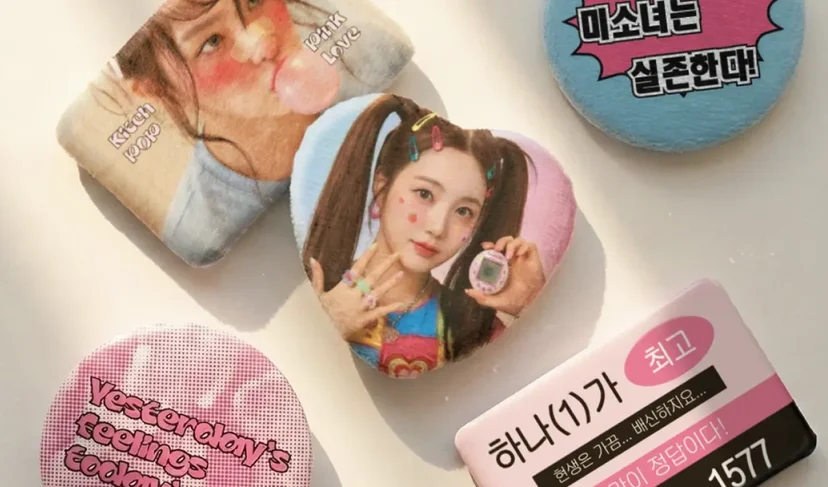 마플 핀버튼 – 인물 사진과 레터링 디자인을 적용한 원형·직사각형 유광 및 벨보아 핀버튼을 흰 배경에 배치한 이미지