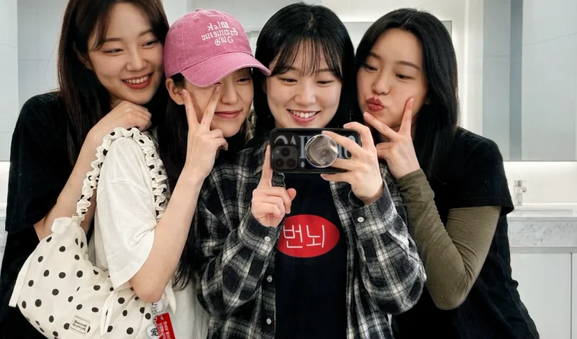 마플 불교 모임 굿즈 – 불교 문구를 인쇄한 티셔츠와 모자, 사랑 한자 키링, 투톤 키링, 스마트톡을 착용한 여성 4명이 거울 셀카를 촬영하는 이미지