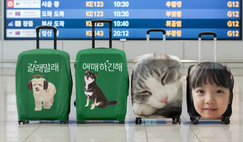 마플 커스텀 캐리어 커버 – 반려견 사진과 여행 문구를 인쇄한 초록색 캐리어 커버 2종과 반려묘·어린이 얼굴 사진을 전면 인쇄한 커버 2종을 공항에 배치한 이미지