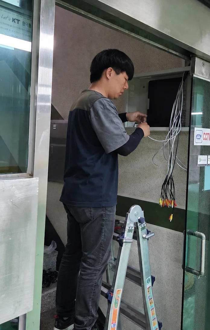 CCTV 작업 중인 모습