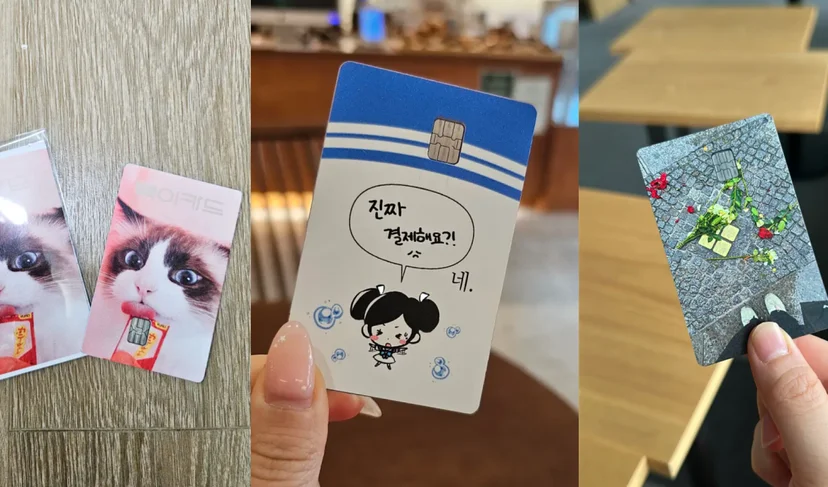 마플 커스텀 카드스티커 – 반려묘 사진과 캐릭터 일러스트, 게임 그래픽을 인쇄한 IC칩 카드스티커 3종을 손으로 들거나 카드에 부착한 이미지