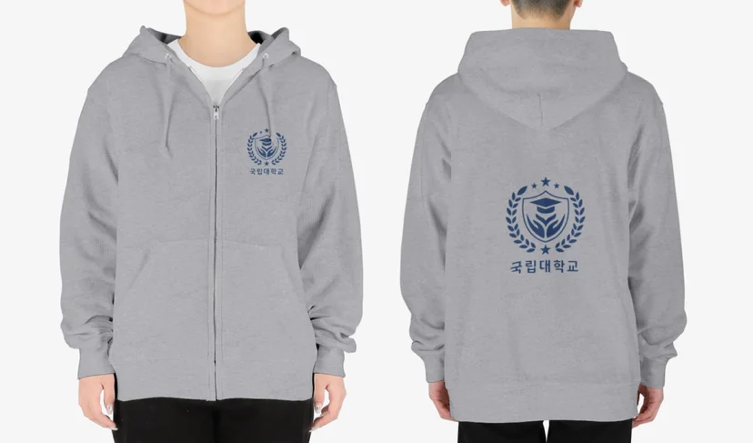 마플 대학 단체 후드집업 – 회색 후드집업의 왼쪽 가슴과 등판에 국립대학교 로고를 파란색으로 인쇄한 앞면·뒷면 착용 이미지