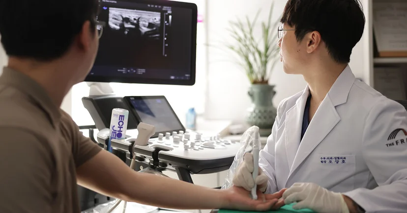 손목건초염의 정확한 진단을 위해 더프라우병원 수부외과 오상호 원장이 환자의 손목 인대와 힘줄 상태를 고해상도 초음파 장비로 정밀하게 검사하는 모습