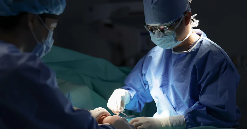 수개월간의 비수술적 보존 치료에도 호전되지 않는 중증 손목건초염 환자를 위해 제한적으로 시행되는 염증 제거 수술을 집도하는 더프라우병원 수부외과 오상호 원장의 연출된 수술 장면