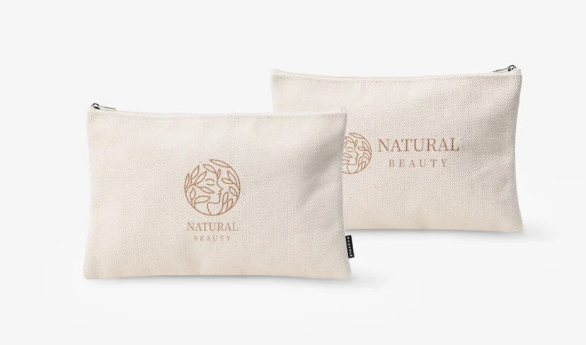 마플 베이직 파우치 크림 중형 – 식물 모양 로고와 NATURAL BEAUTY 문구를 인쇄한 아이보리색 지퍼 파우치 2종을 흰 배경에 배치한 이미지