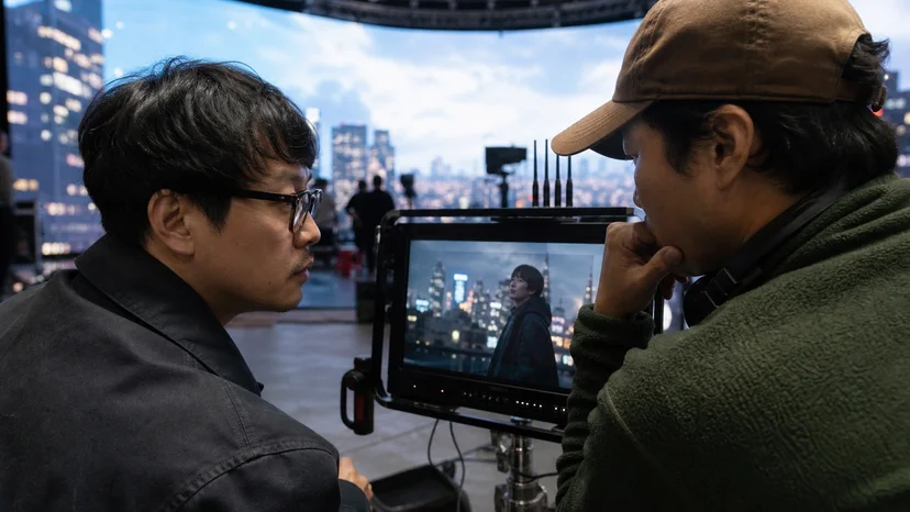 LED 볼륨 스튜디오에서 실시간 인카메라 합성 결과를 온셋 모니터로 확인하는 감독과 촬영감독