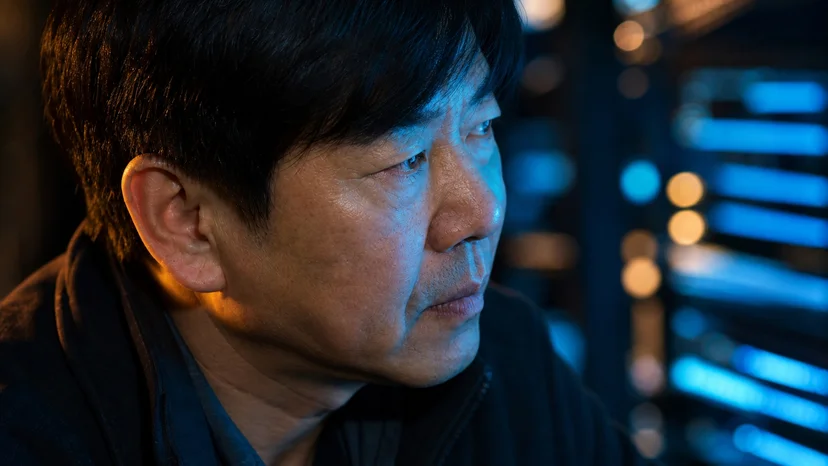 LED월에서 나온 색색의 빛이 배우의 얼굴과 눈동자에 자연스럽게 반사된 근접 장면