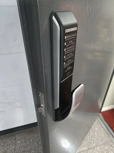 장기동 라오나크 LX100C 지문인식 도어락 교체 과정 현장 사진 3