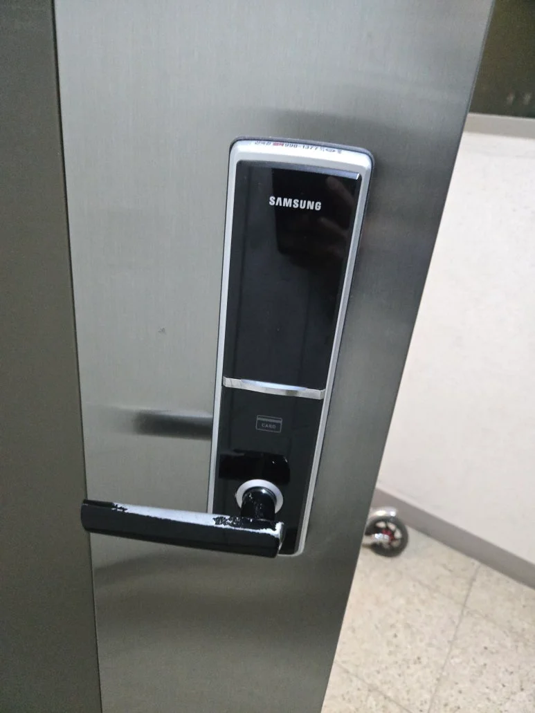 장항동 마스터즈 8600FS 푸시풀 지문인식 도어락 설치 현장 사진 3