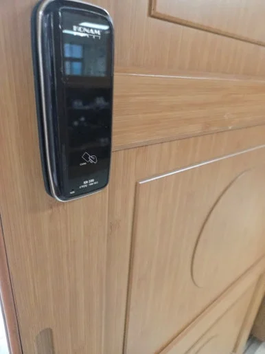 구래동 학교 미닫이문 번호키 교체, LG310H 터치형 설치 현장 사진 4