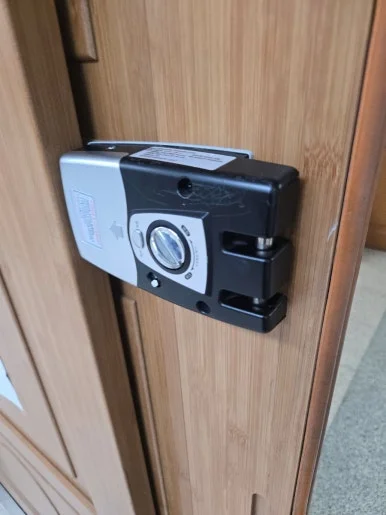 구래동 학교 미닫이문 번호키 교체, LG310H 터치형 설치 현장 사진 5