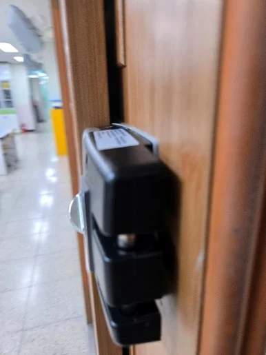 구래동 학교 미닫이문 번호키 교체, LG310H 터치형 설치 현장 사진 6