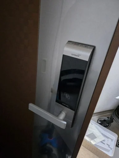 다율동 탱크 P2000-BH 푸시풀 도어락 교체 과정 현장 사진 3