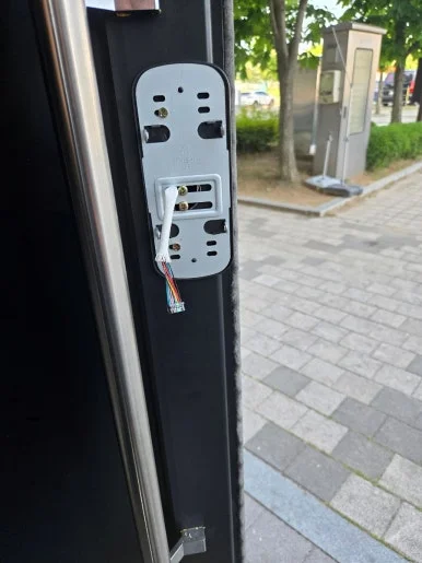 야당동 상가 유리문에 마스터즈 550S-SA 도어락 설치 현장 사진 8