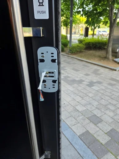 야당동 상가 유리문에 마스터즈 550S-SA 도어락 설치 현장 사진 7