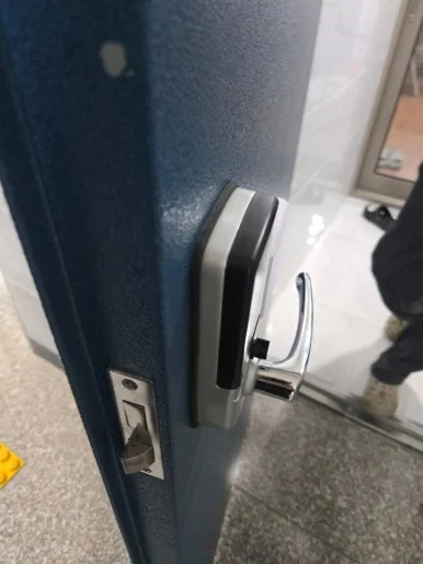 설문동 철문 번호키 교체, 유니코 TM3200N 설치 과정 현장 사진 3