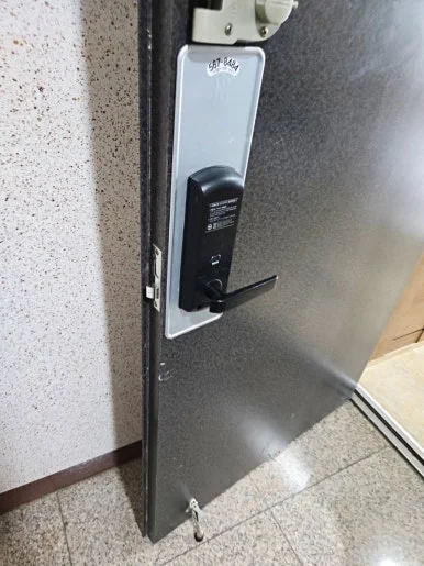 마산동 열쇠, 지문인식 푸시풀 디지털도어락 설치 현장 사진 3