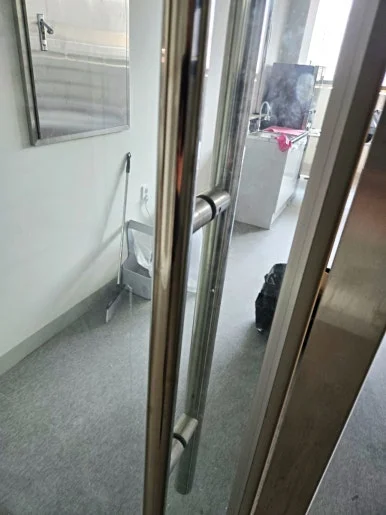 토당동 열쇠, 두산위브 상가 유리문 번호키 설치 현장 사진 2
