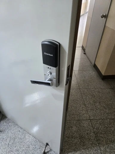 중산동 레버형 도어락 설치, 손잡이 일체형 번호키 시공 현장 사진 3